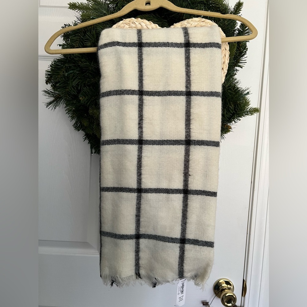 Old Navy wrap/scarf new with tags - Picture 6 of 8